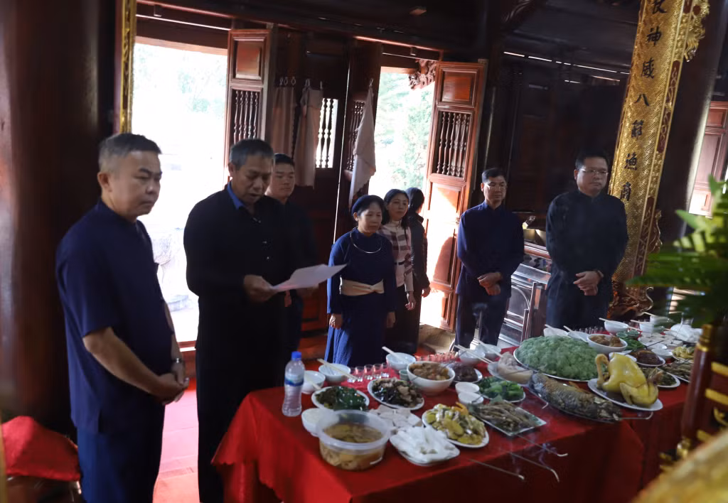 在新米庆祝仪式上，巫师举行祭祀活动，表达对祖先、天地的感恩，祈求风调雨顺、五谷丰登。