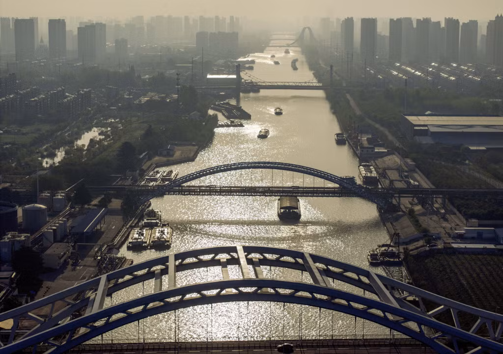 2024年4月18日，江苏淮安，运输船舶在京杭运河淮安段的航道上行驶。