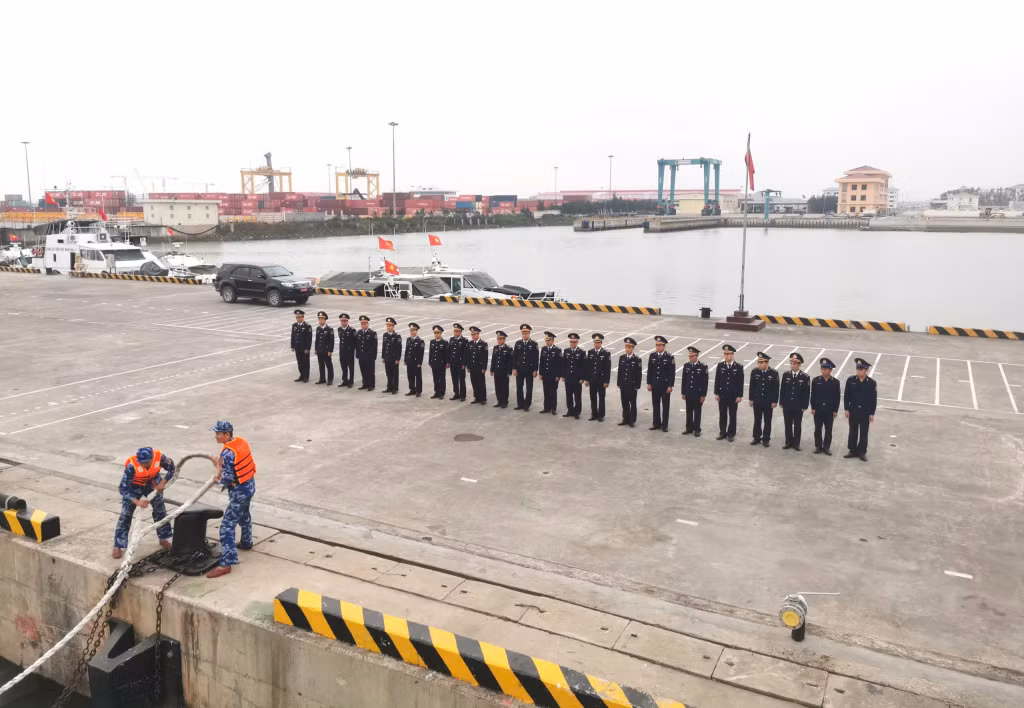 越南一号海警区司令部的11号海警队8003号和8004号海警船开始离港，出发执行任务。