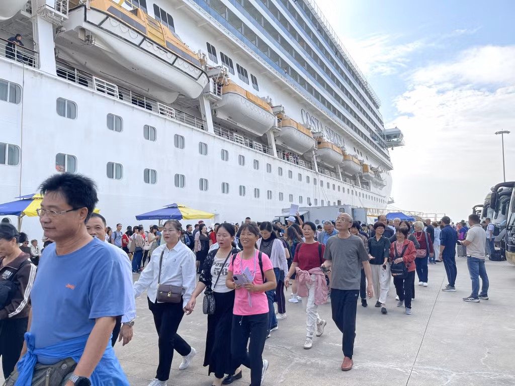 邮轮游客参观下龙。