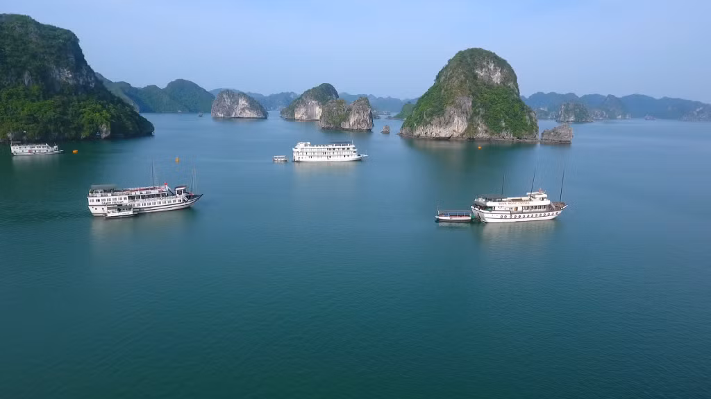下龙湾迎接国际游客准备工作已就绪。