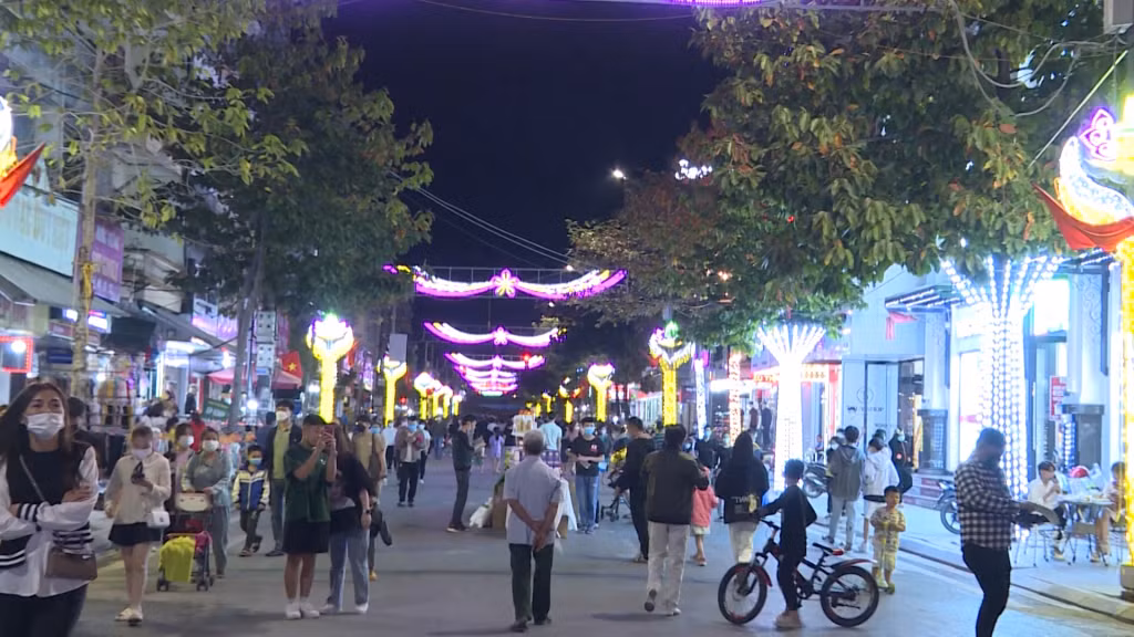 芒街市步行街恢复正常营业秩序 。