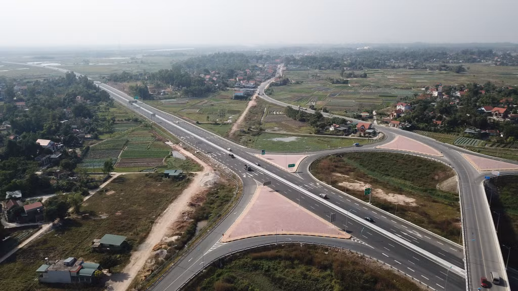下龙海防高速公路建成有助于推动广宁-海防之间的连接与合作，为两地经济社会发展做出积极的贡献。
