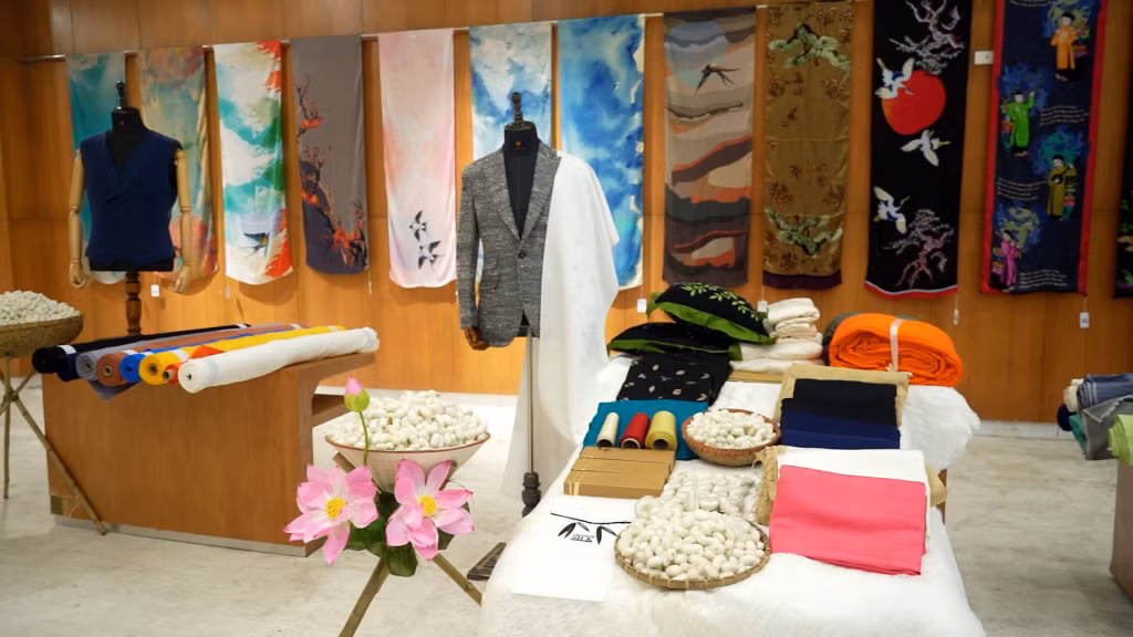 “奥黛，丝绸与棉麻”服装展在广宁省举行 ảnh 1