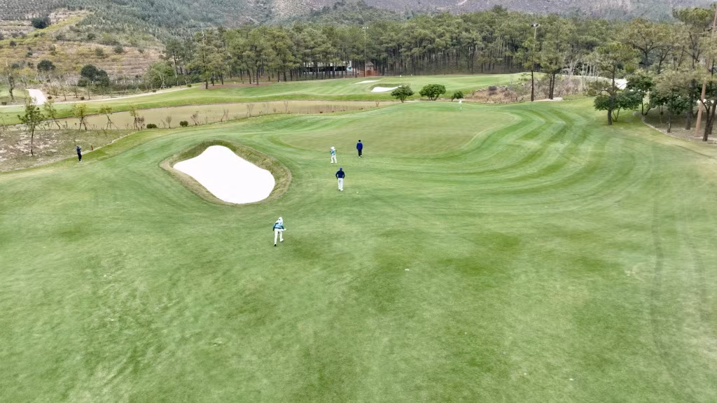 球场坐落在风景如画的区域