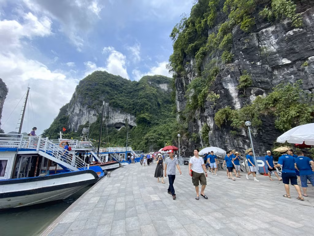 游客参观下龙湾。