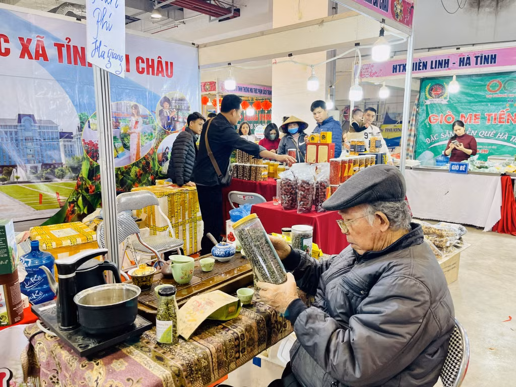 老人在莱州省展位上品尝了美味的茶产品。