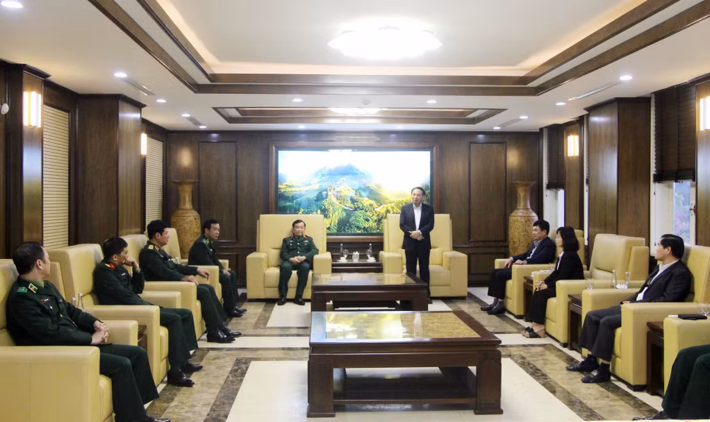 国防部代表团向广宁省政府和人民致以新春祝福。