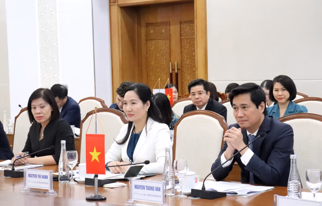 广宁省人民委员会领导和日本代表团会谈。
