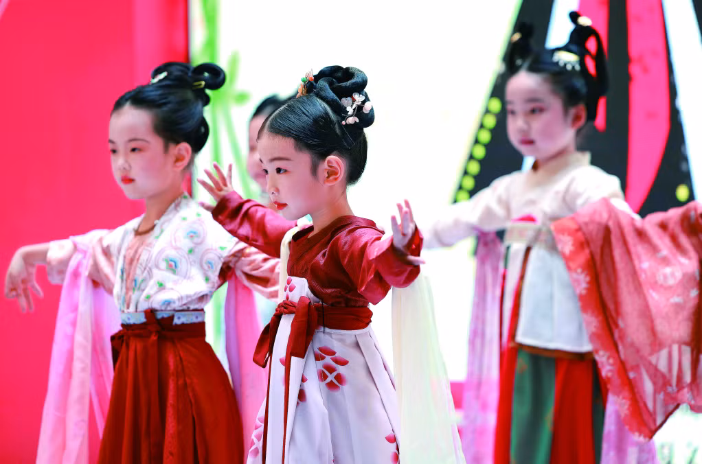 6月1日，辽宁沈阳“儿童汉服节”，萌娃身着传统的服装庆祝六一儿童节（图/IC photo）Ngày 1/6/2022, "Lễ hội Hán phục nhi đồng" ở Thẩm Dương, Liêu Ninh, các bạn nhỏ đáng yêu mặc trang phục truyền thống chào mừng tết thiếu nhi. (ảnh: IC photo)
