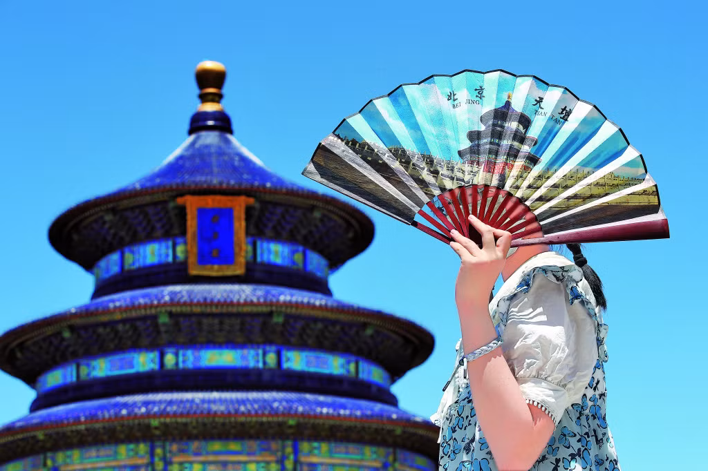 6月24日，北京高温之下，天坛公园游客纷纷亮出防晒“神器”（图/IC photo） Ngày 24/6/2022, dưới nhiệt độ cao tại Bắc Kinh, du khách ở Công viên Thiên Đàn lần lượt khoe "tuyệt chiêu" chống nắng (ảnh: IC photo)