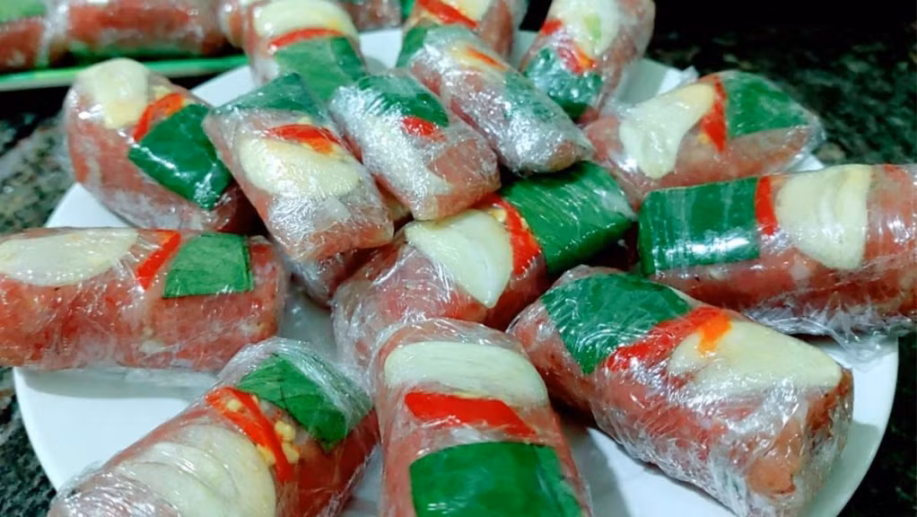越南北中南三地的酸肉卷风味 ảnh 3