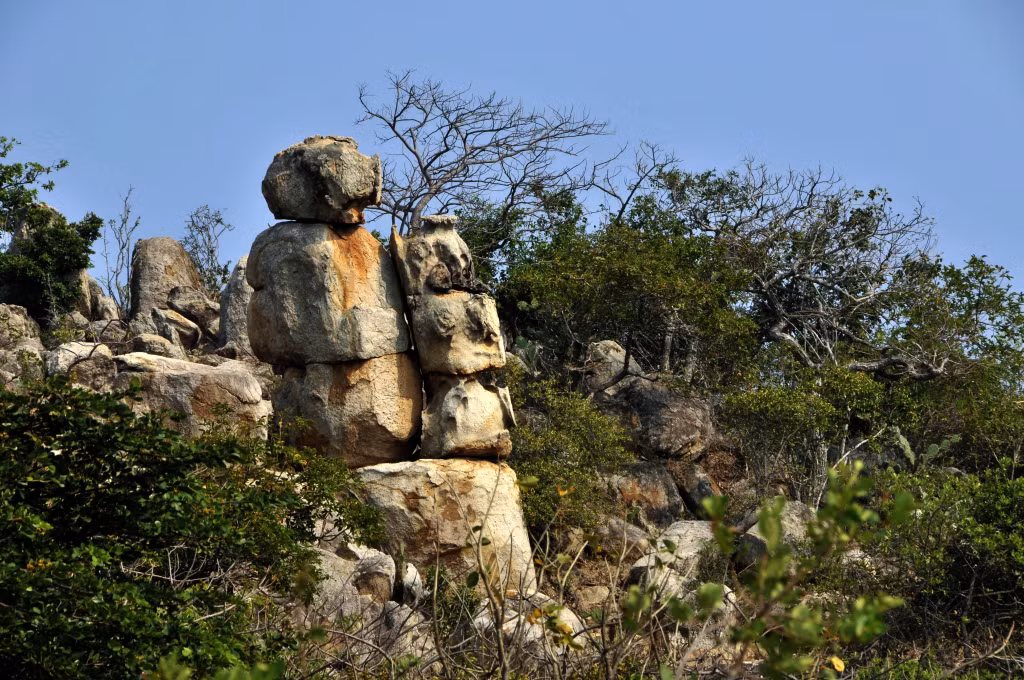 活灵活现的主山岩石。（图：金山） Đá ở Núi Chúa hình như cũng có tình. (Ảnh: Kim Sơn)