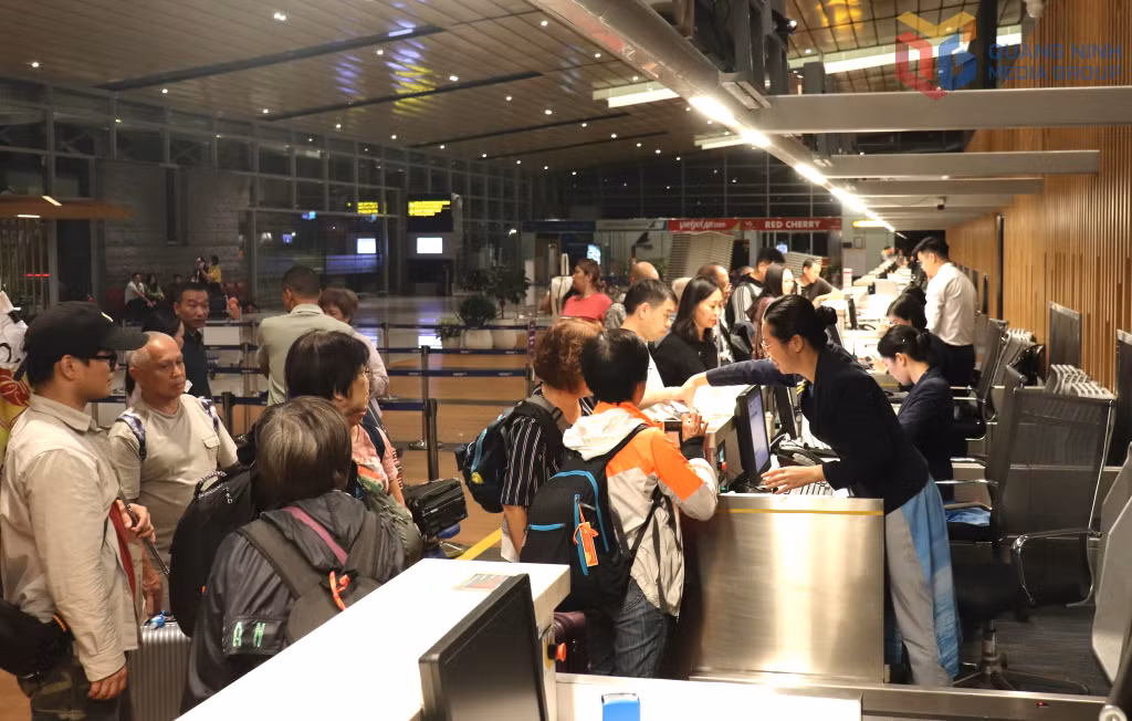 游客在云屯国际机场办理登机手续