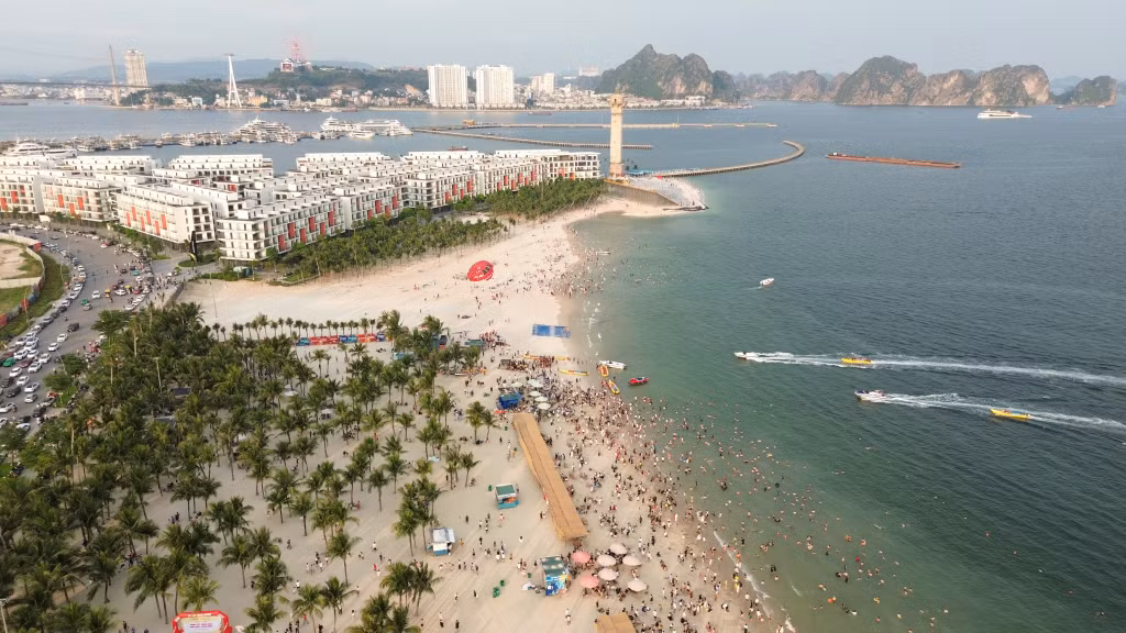 拜寨旅游区的下龙海浴场在假期保持客流高位。