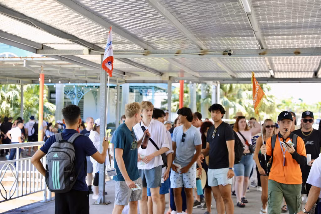 巡洲国际客运港在假期期间接待了大量国内外游客。