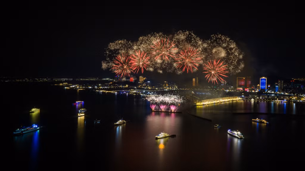 下龙VUI-Fest 高空烟花秀点燃激情。
