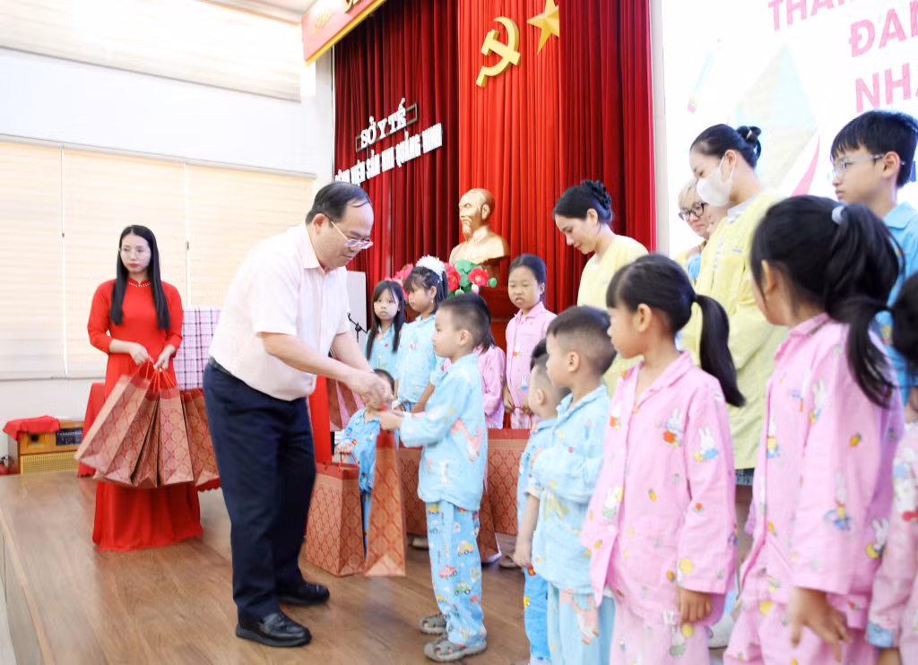 越共中央委员、广宁省委书记、省国会代表团团长管明强向广宁妇产儿童医院儿童患者赠送节日礼品