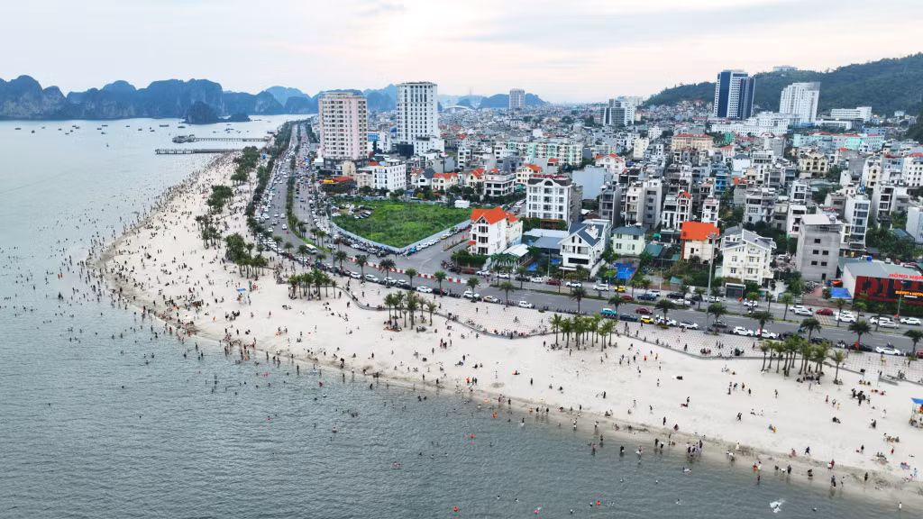 位于下龙坊的鸿基海滨浴场也是喜爱游泳和沙滩漫步的市民及游客的热门打卡地。