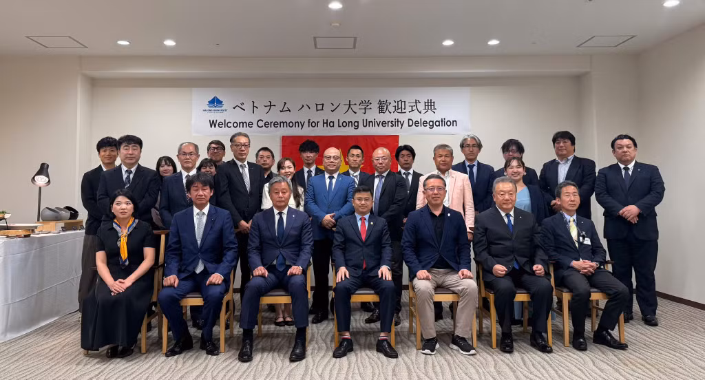 和歌山政府、相关管理机构及企业领导与下龙大学代表团合影留念。
