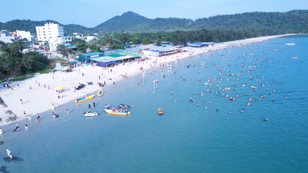 姑苏岛海浴场拥有绵延洁白的沙滩。这里海水清澈见底，对游客的吸引力不断增强。