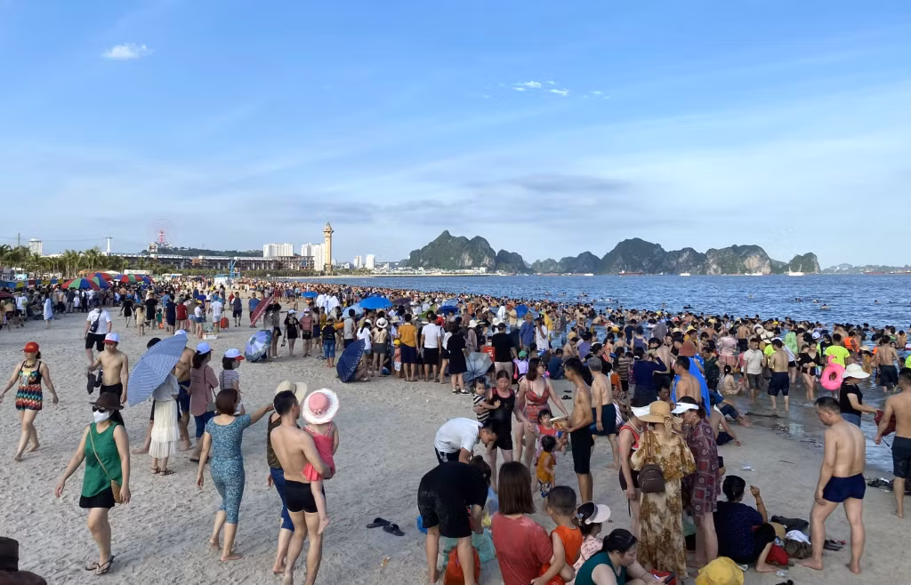 下龙海水浴场迎来了大量游客。