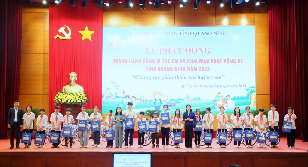AIA保险公司代表和我省领导向下龙市家境困难的20名儿童赠送每人一辆自行车和其他礼物。