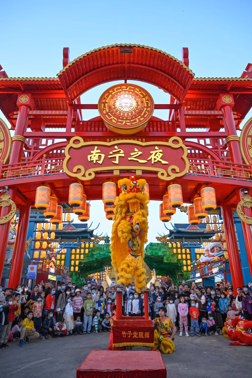 1月14日，广西南宁市“南宁之夜”街区吸引了众多市民前往打卡，场面壮观 Ngày 14/1/2023, khu phố "Đêm Nam Ninh" tại thành phố Nam Ninh, Quảng Tây thu hút nhiều người dân đến check-in, khung cảnh vô cùng hoành tráng