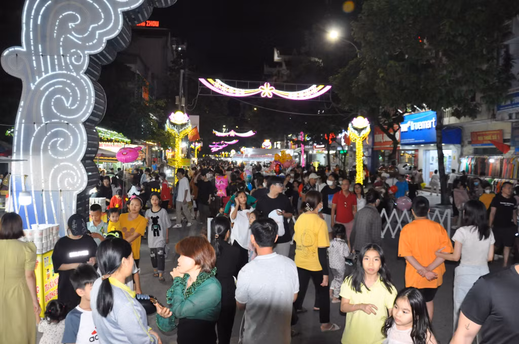 芒街市步行街迎接大量游客。
