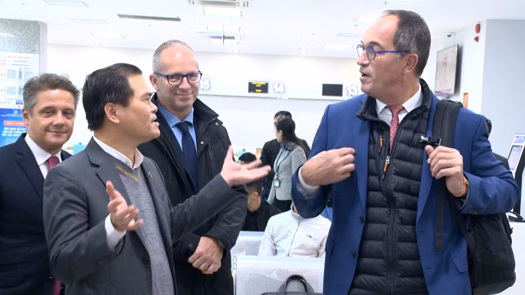 广宁省人民委员会副主席向法国Eurogroup Consulting集团代表团介绍广宁省公共服务中心的活动效果。