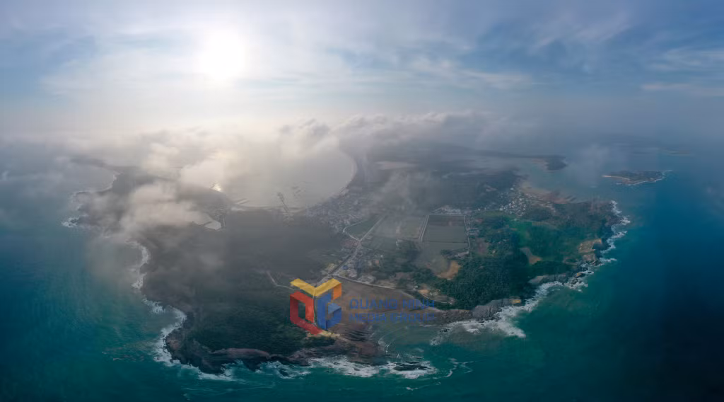 从高处俯瞰，姑苏岛被海浪包围，呈现出纯净迷人的美景。