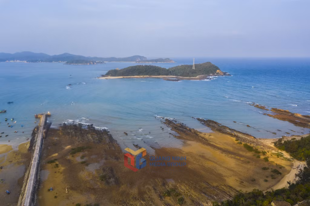 沿岸的岩石海滩是吸引众多游客拍照、体验的地方。