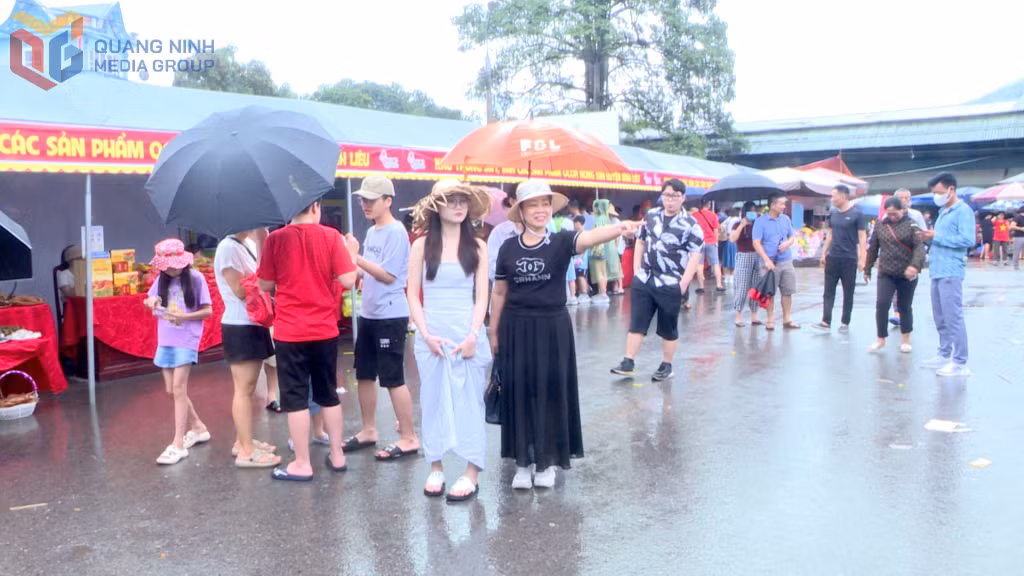 OCOP产品和当地土特产博览会吸引众多游客。