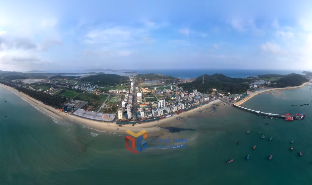 岛区周围环绕着清澈湛蓝的海水。