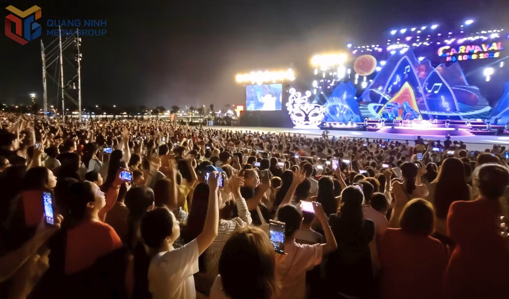 2025年下龙狂欢节吸引众多游客。