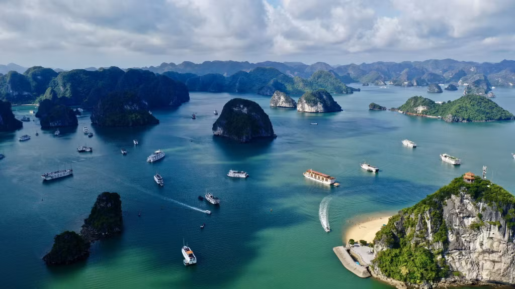 下龙湾的美丽景观让游客流连忘返。