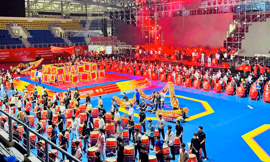 在广宁省综合体育馆，演员们正在积极练习开幕式的锣鼓、舞龙表演节目。