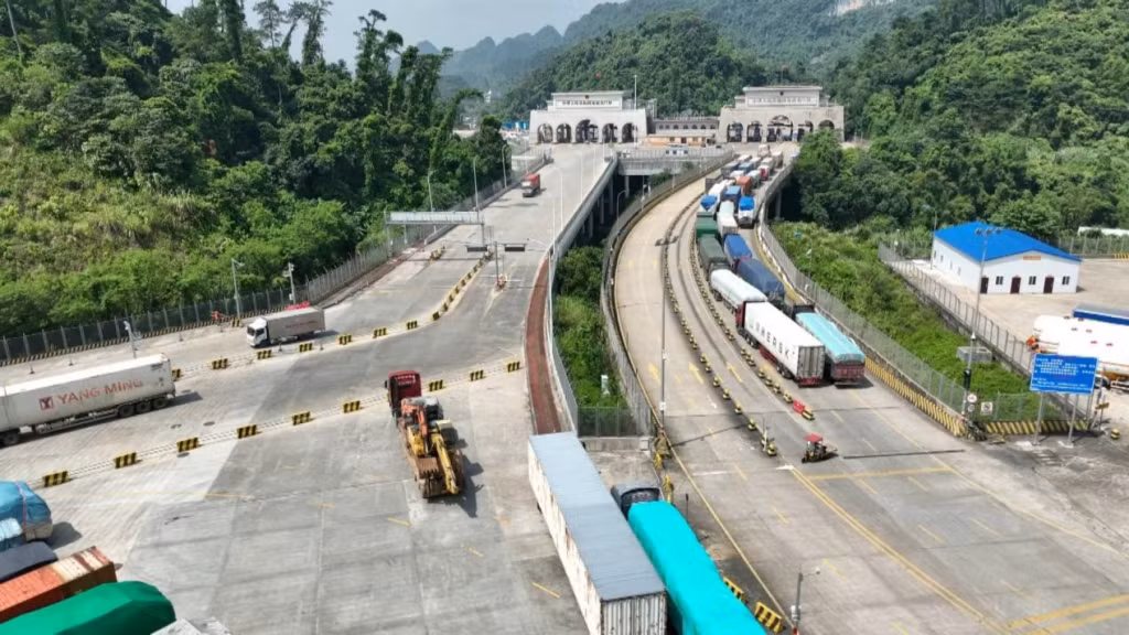 友谊关口岸位于广西凭祥市。 Cửa khẩu Hữu Nghị Quan nằm ở thành phố Bằng Tường, Quảng Tây.