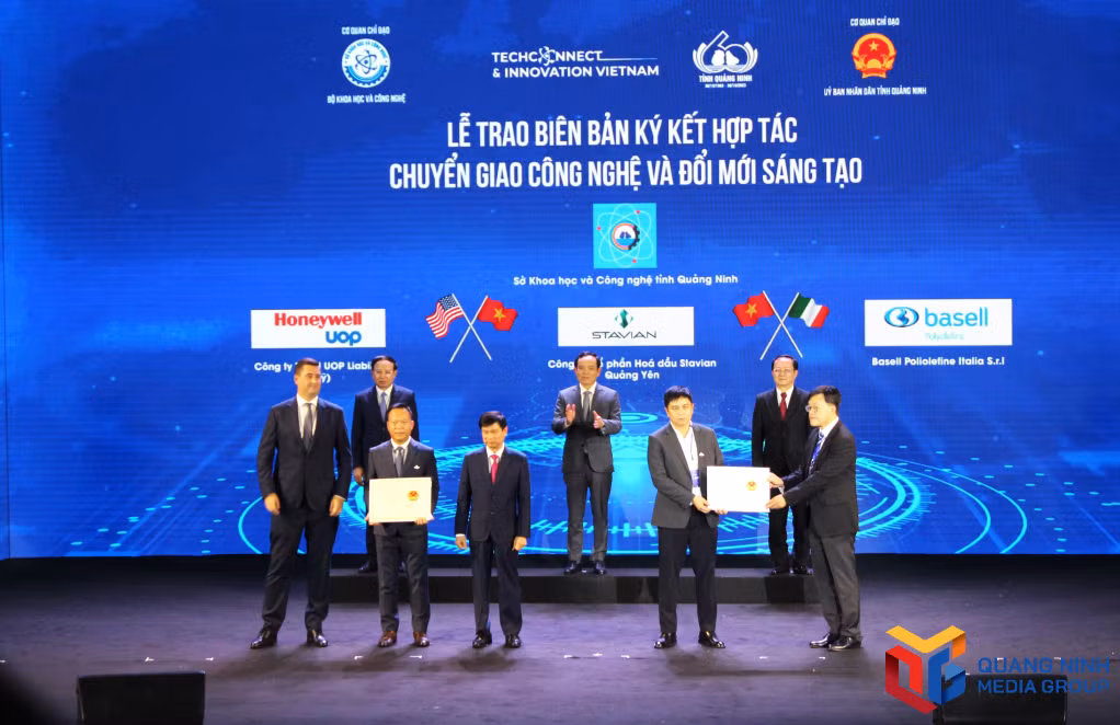 广宁科技厅在2023年越南科技创新对接活动中向广安Stavian石油化工股份公司颁发技术转让证书。