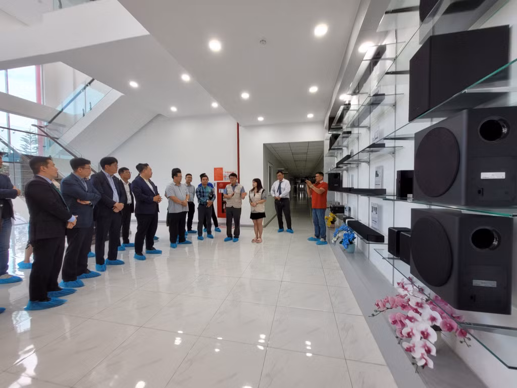 韩国考察代表团参观东梅工业园区Bumjin工厂。