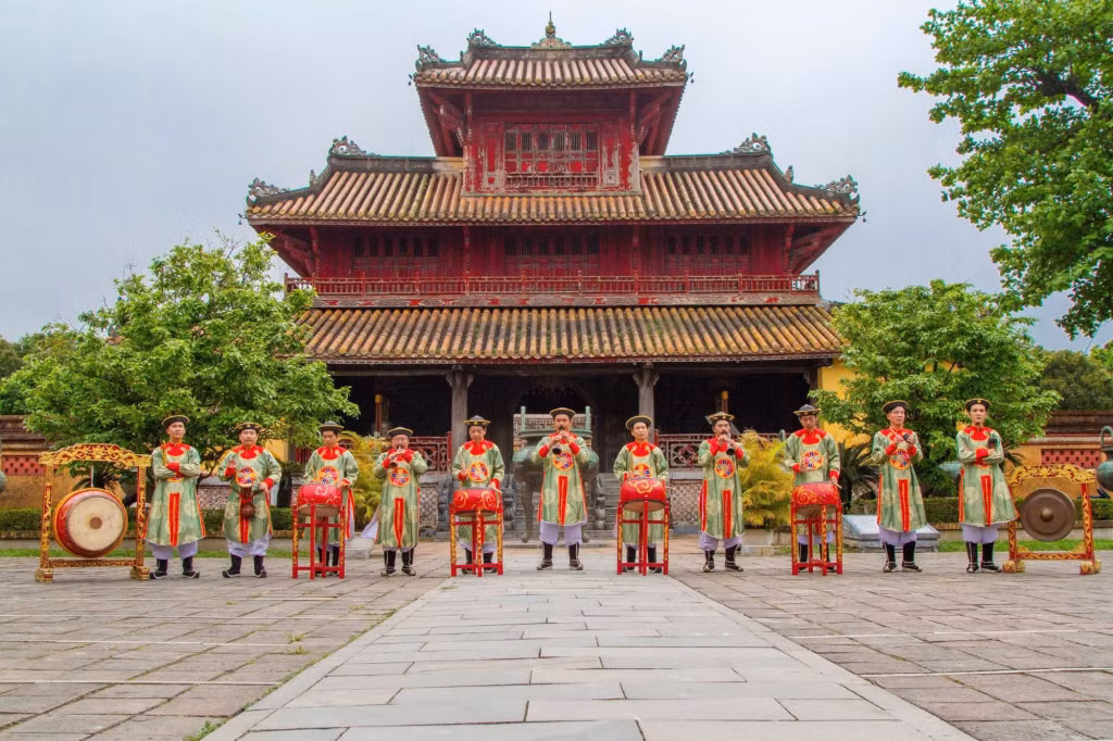 顺化宫廷雅乐被联合国教科文组织列入非物质文化遗产代表作名录。 Nhã nhạc cung đình Huế là một trong những di sản phi vật thể tiêu biểu của Việt Nam đã được UNESCO ghi danh.