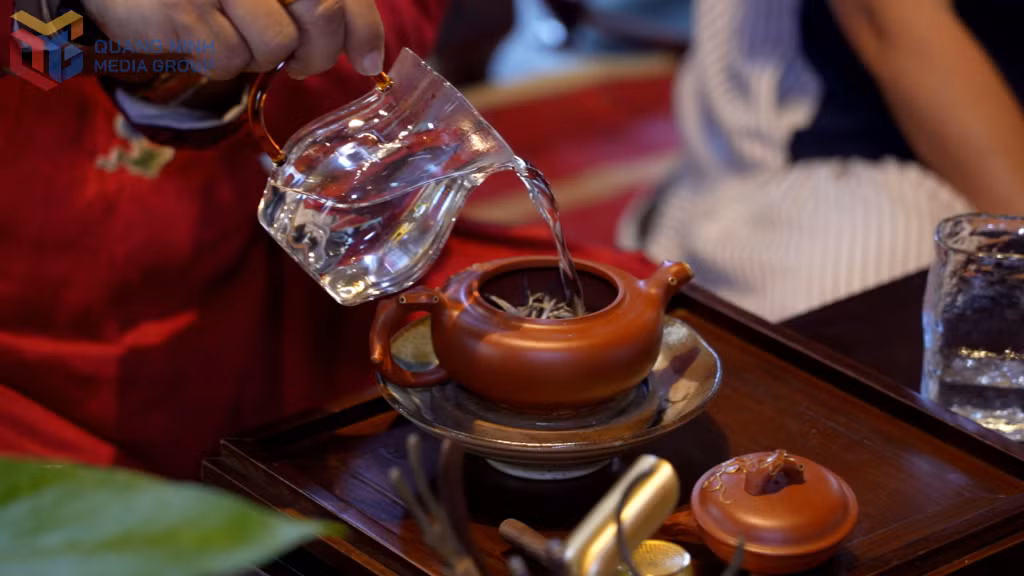 泡茶的最佳水是泉水，用银壶煮沸，通常冷却至70-80度后再用来泡茶。