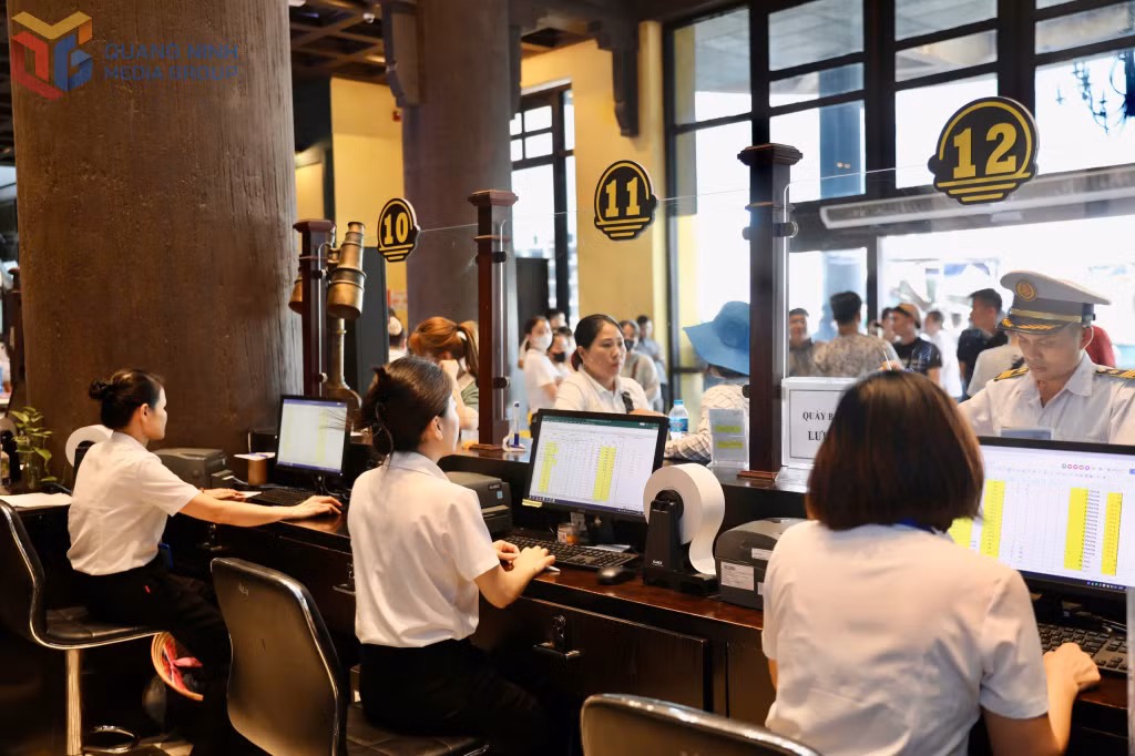 旅行社工作人员热情协助游客办理登船游览参观下龙和岛屿路线的手续。