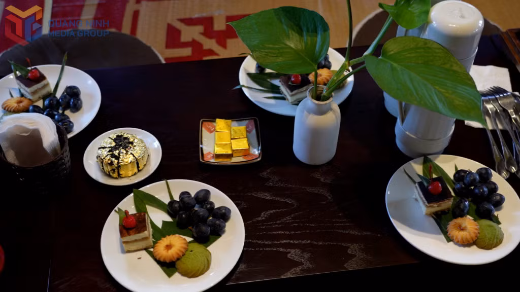 您可以搭配月饼、绿豆饼等传统糕点一起享用茶点……