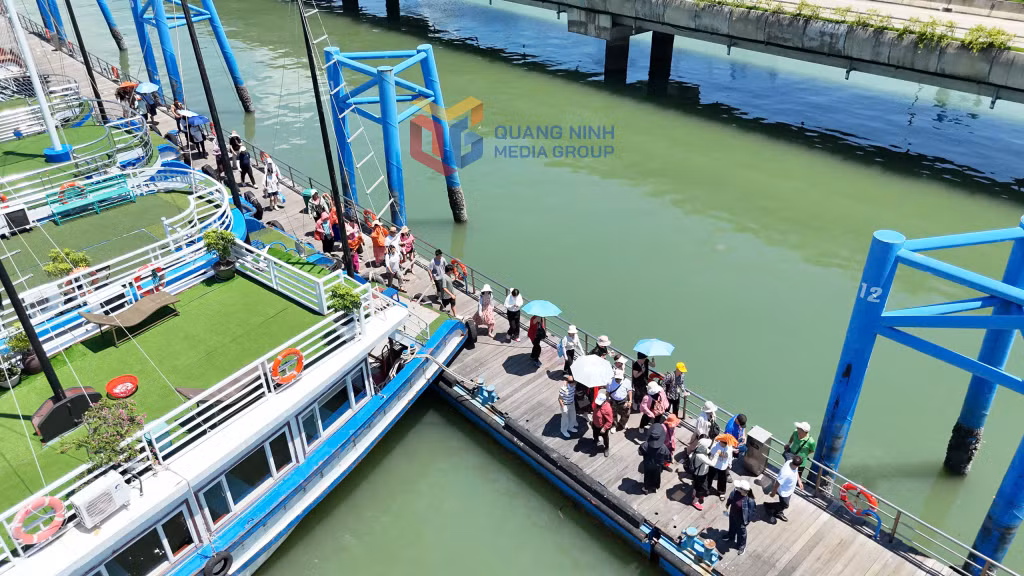 下龙湾是许多游客在夏季选择的旅游目的地。