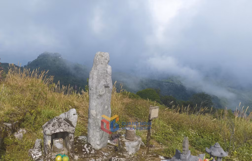 静谧的空间中，安祺生雕像静静地矗立在浩瀚的天地之间。
