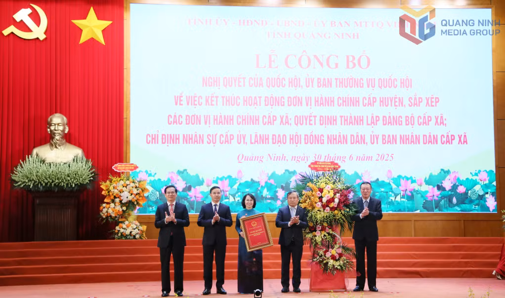 中央委员、党组书记、国家监察总署总监察长团红峰同志向广宁省委转交全国人大常委会关于2025年广宁省乡级行政区划调整的决议，并赠花祝贺。