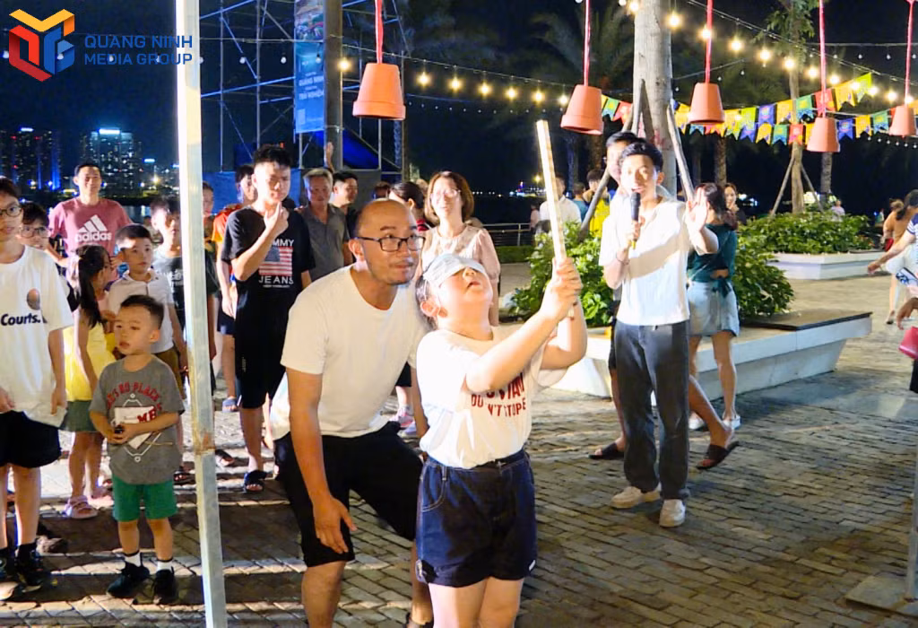 游客还可以逛逛夜市、参加许多有趣的娱乐活动和民间游戏。