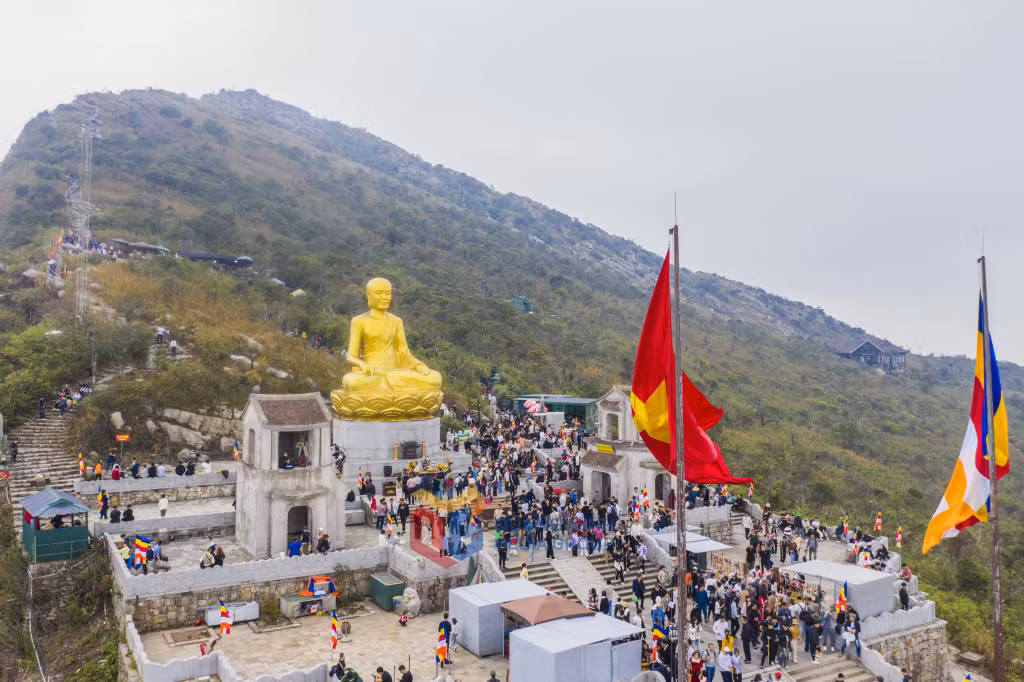 这座佛像建在海拔1000多米的地方，雄伟的雕像矗立在天空和云层中，提醒我们这位放弃王位、选择启蒙之路的贤明国王。