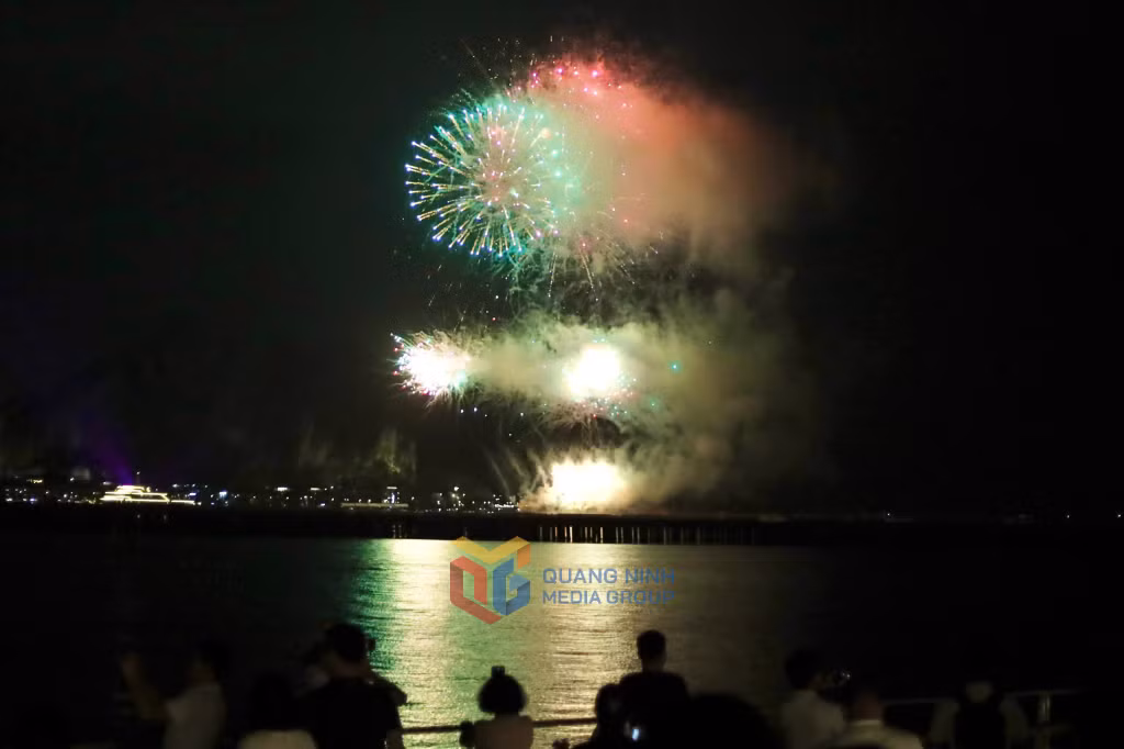 烟花海湾”表演照亮下龙国际客运港的夜空。